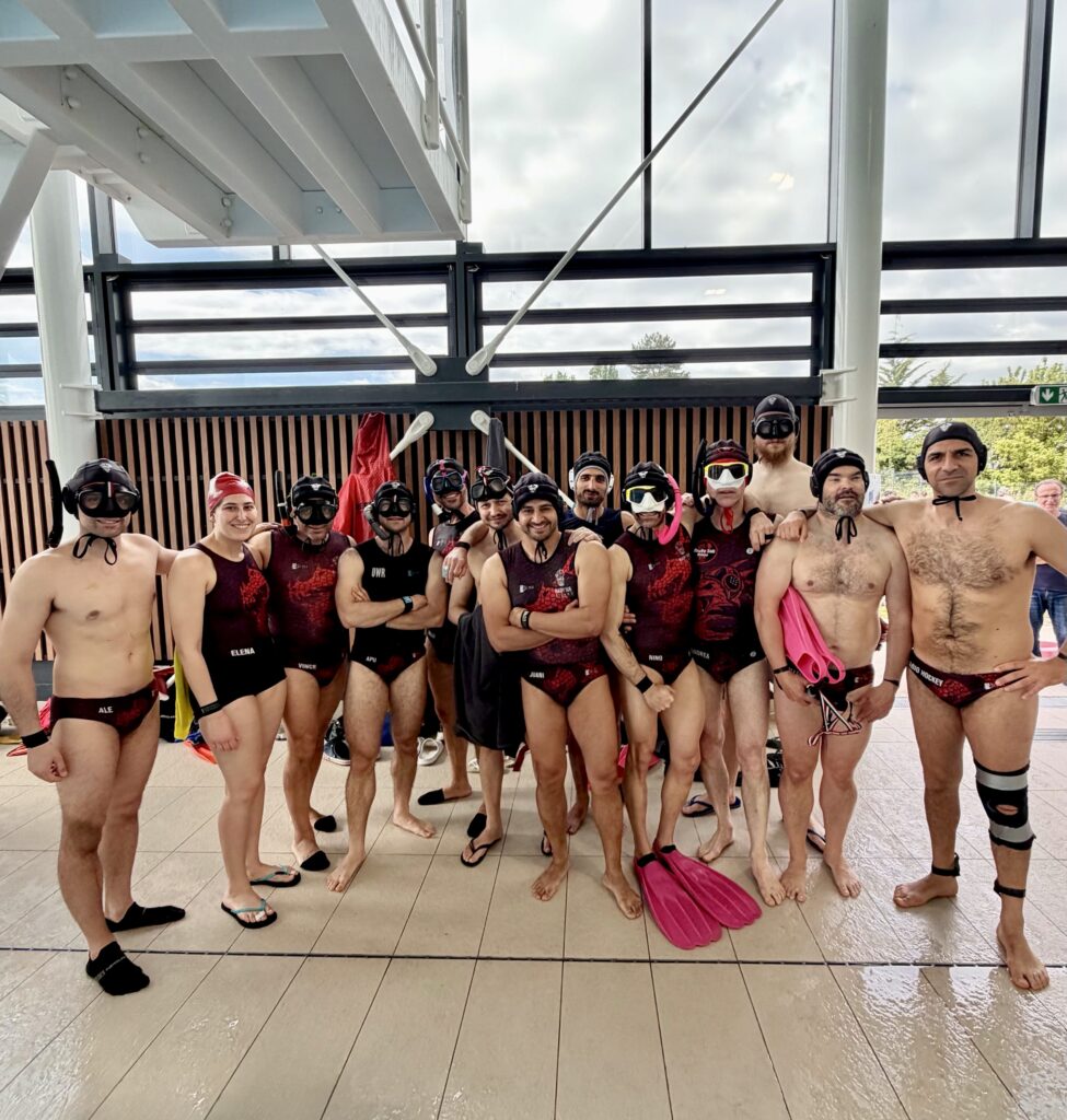 Giocatori di Rugby Sub Milano pronti a entrare in acqua a Parigi