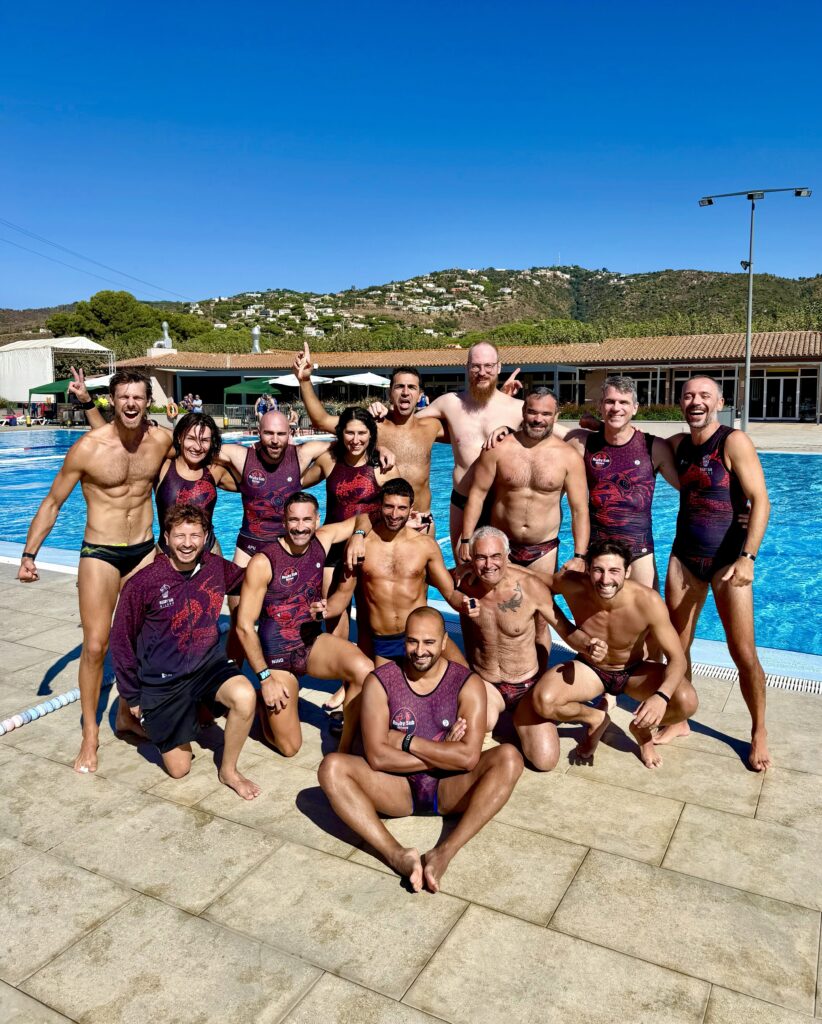 La squadra di Rugby Sub Milano a bordo vasca a Girona